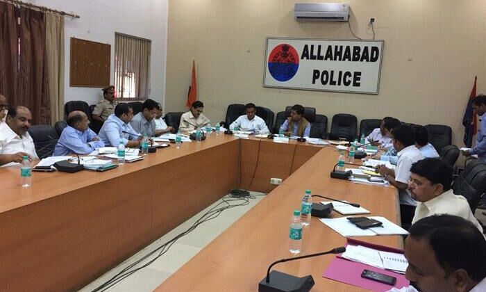 मण्डलायुक्त एवं अपर पुलिस महानिदेशक द्वारा कानून व्यवस्था एवं विकास कार्यो की समीक्षा