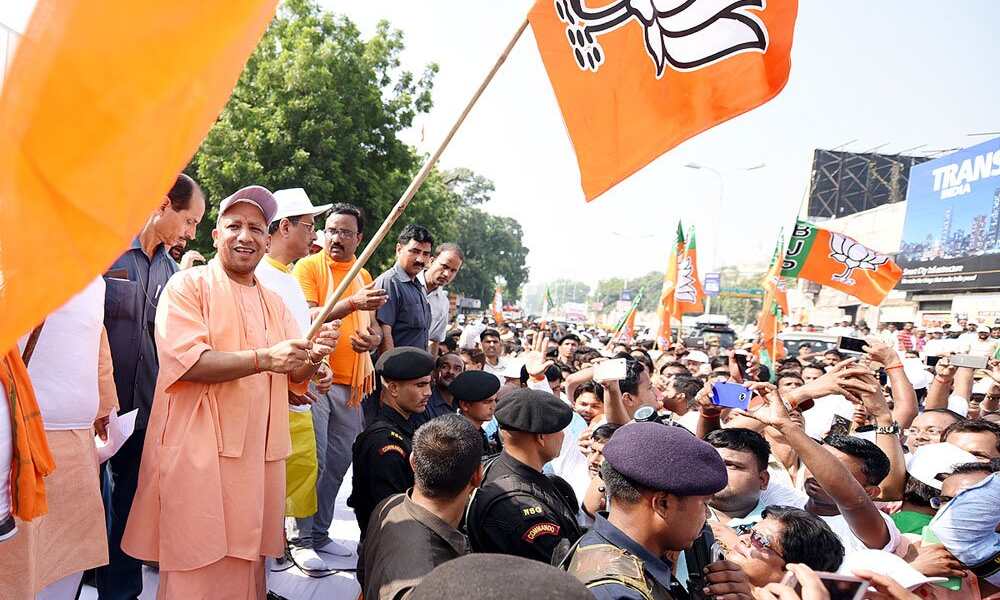 मुख्यमंत्री ने गांधी जयन्ती के अवसर पर स्वच्छता मैराथन को झंडी दिखाई।