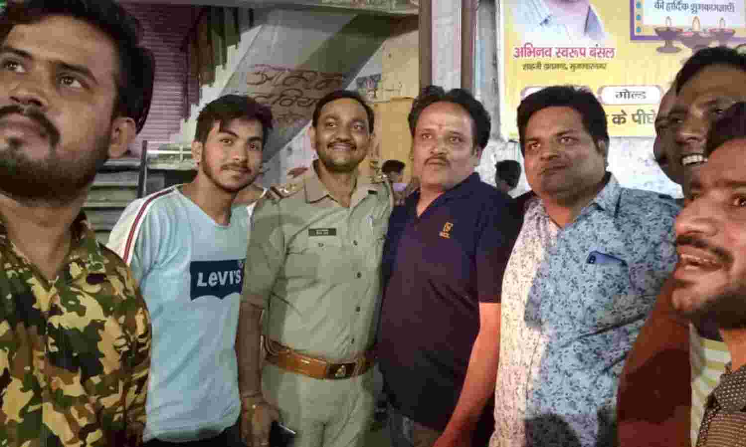 भाजपा कार्यकर्ताओं ने पुलिस सब इंस्पेक्टर विनय शर्मा के सहयोग से दीपावली के दिये बेचने वाले ग़रीबों के लगवाएं बाजार में ठिये