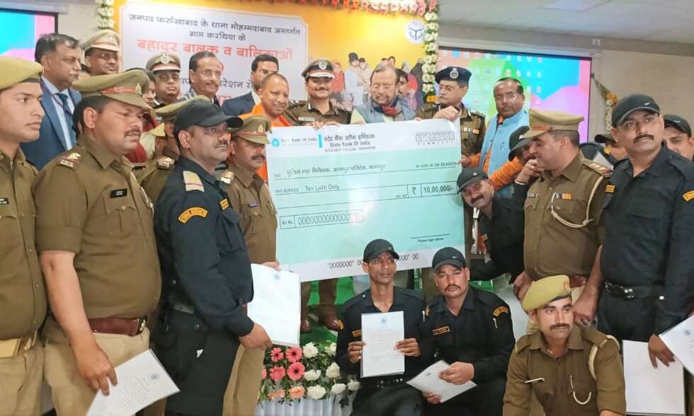 सीएम ने किया ऑपरेशन फर्रुखाबाद के लिए पुलिस एवं प्रशासन टीम को सम्मानित