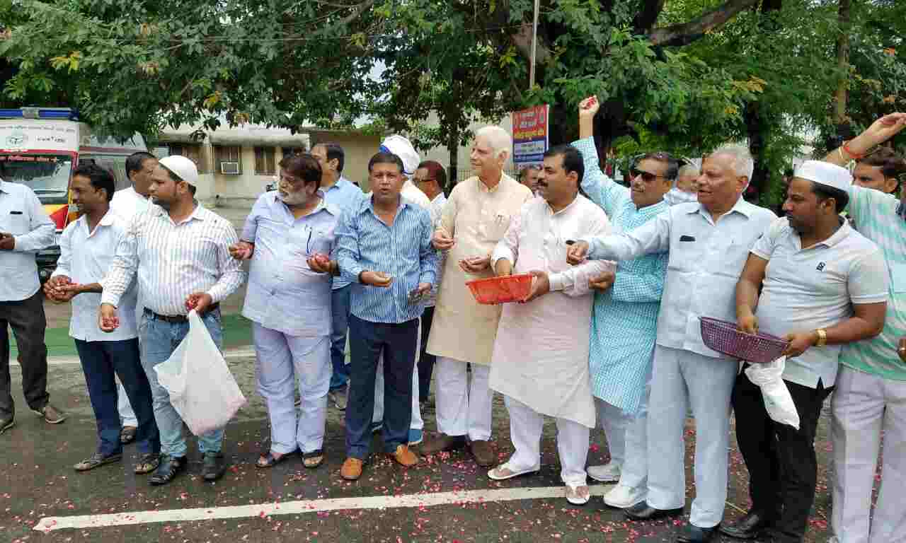सेक्युलर फ्रंट ने पेश की गंगा जमुना तहजीब की मिसाल,शिवभक्त कांवड़ियों पर बरसाए फूल