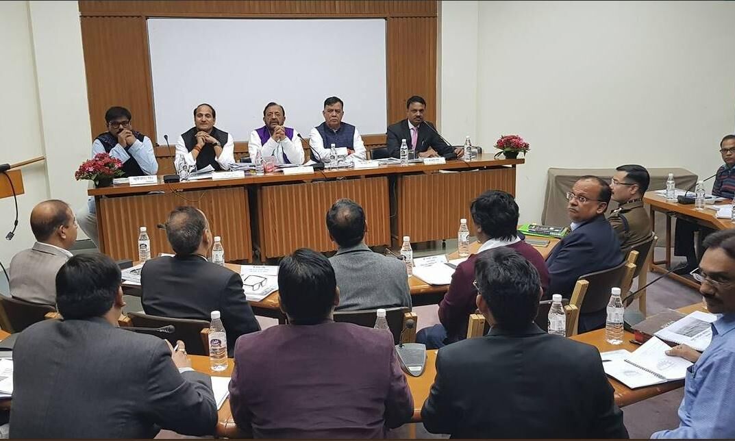 नोएडा में रियल स्टेट कंपनियों की फैलाई गड़बड़ को सरकार सुधारने की कोशिश कर रही है : सुरेश खन्ना