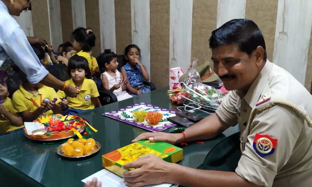 रक्षाबंधन विशेष - यूपी में पुलिस का खाकी विद राखी