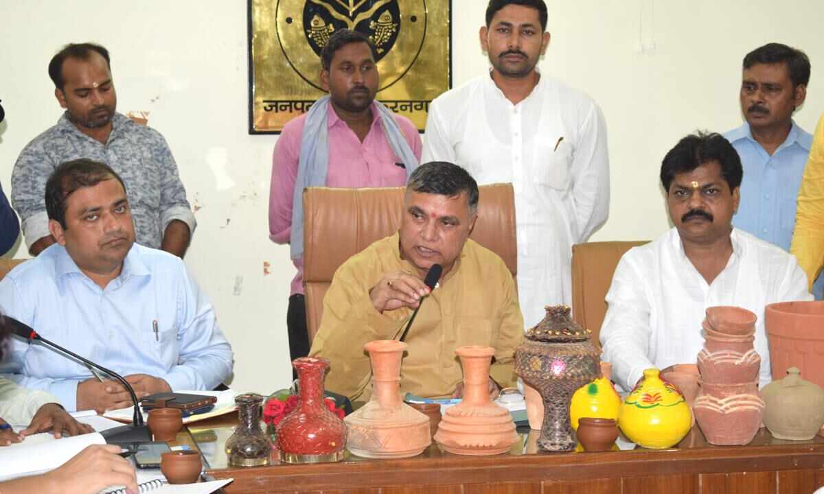 Chairman of Uttar Pradesh Mati Arts Board, Dharamvir Prajapati held a meeting with the officials and workers associated with Mati art.