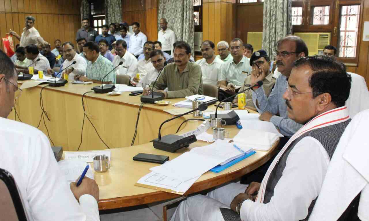 केशव प्रसाद मौर्य ने सड़कों के निर्माण में तेजी लाने के दिए निर्देश