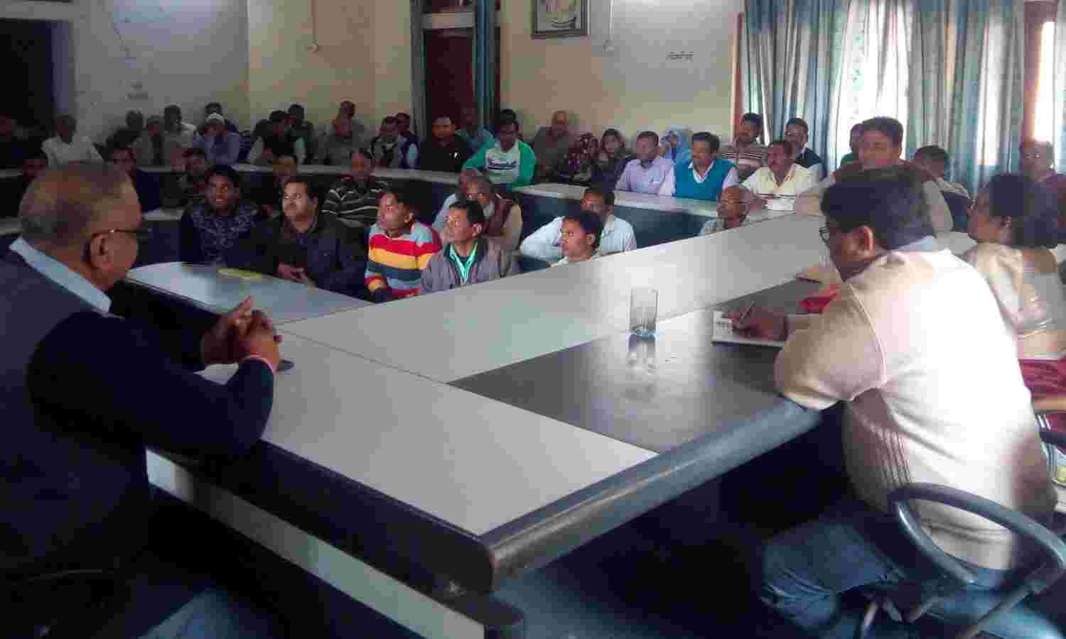 मुजफ्फरनगर नगरपालिका परिषद् में कर्मचारियों का हंगामा, बोनस न मिलने पर हड़ताल