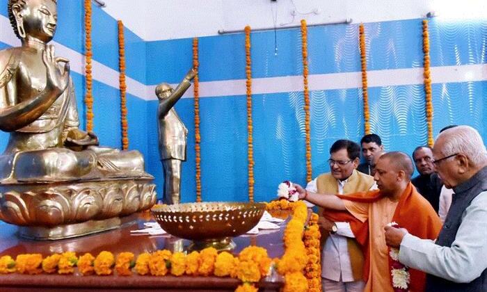 डॉ. भीमराव अम्बेडकर के परिनिर्वाण दिवस पर डॉ. भीमराव अम्बेडकर  महासभा में आयोजित कार्यक्रम राज्यपाल एवं मुख्यमंत्री सम्मिलित हुए