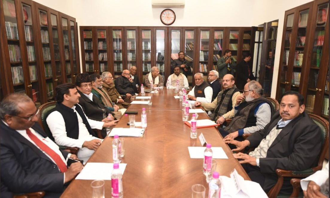 विपक्षी दलों की बैठक में ईवीएम में गड़बड़ी और चुनाव ईवीएम के स्थान पर बैलेट पेपर से हों  सभी सहमत