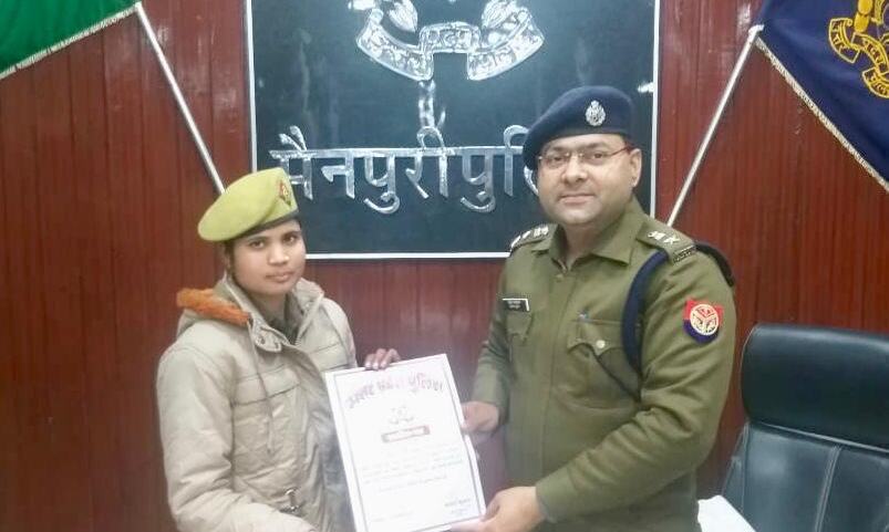 हाल-चाल दस्ते की सिपाही ऊषा ने जनता को समझाया मित्र पुलिस का मतलब, गिरोह सरगना पकड़वाने पर एसपी ने किया सम्मानित