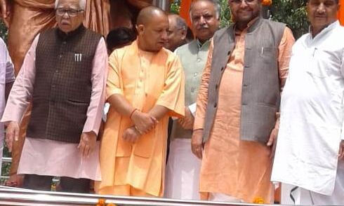 यूपी में मुस्लिम को लुभाते योगी आदित्यनाथ