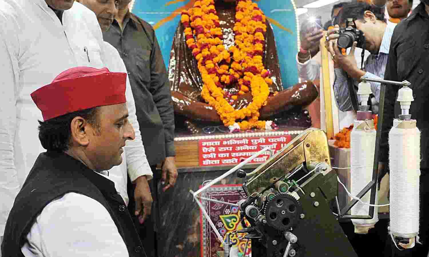 महात्मा गांधी  ने सभी जातियों और सम्प्रदायों से भावनात्मक रिश्ते जोड़े थे : अखिलेश यादव