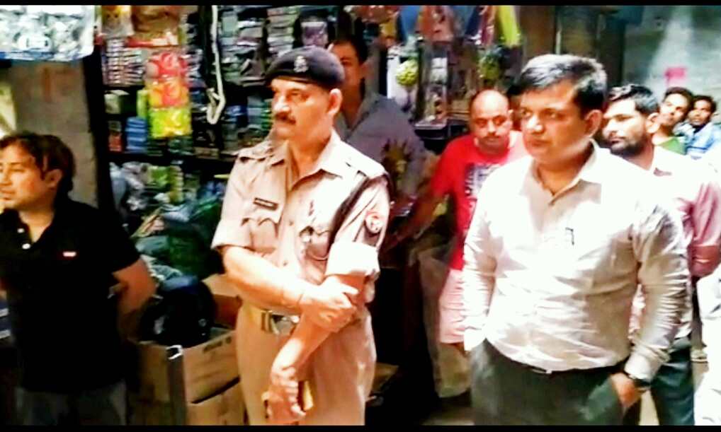 नगर मजिस्ट्रेट अतुल कुमार और सीओ हरीश भदोरिया ने पॉलिथीन को लेकर की छापेमारी