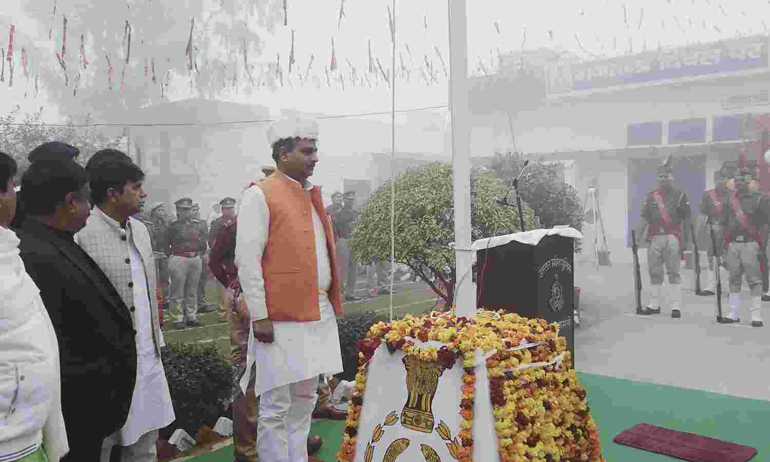 राज्य मंत्री विजय कुमार कश्यप ने शामली पुलिस लाइन में किया ध्वजारोहण