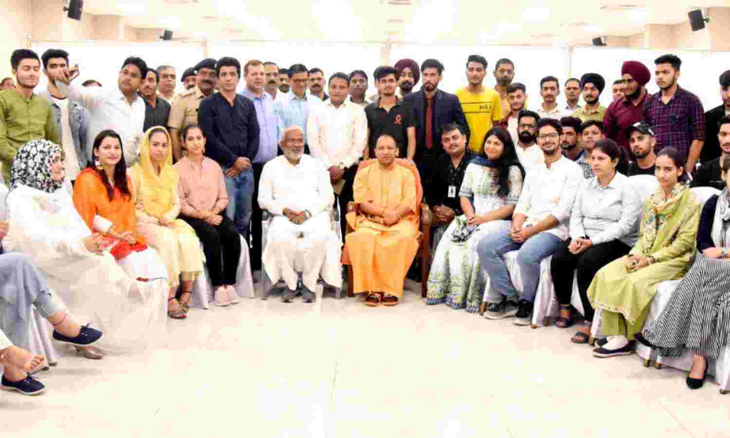 मुख्यमंत्री ने उत्तर प्रदेश में अध्ययनरत जम्मू-कश्मीर के छात्र-छात्राओं से मुलाकात कर संवाद स्थापित किया