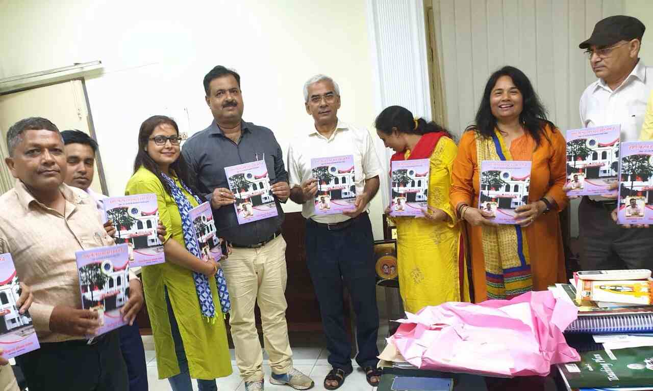 बेसिक शिक्षा निदेशक ने पुस्तक हमार किताब हमार पढ़ाई हमरे बोली में का किया विमोचन