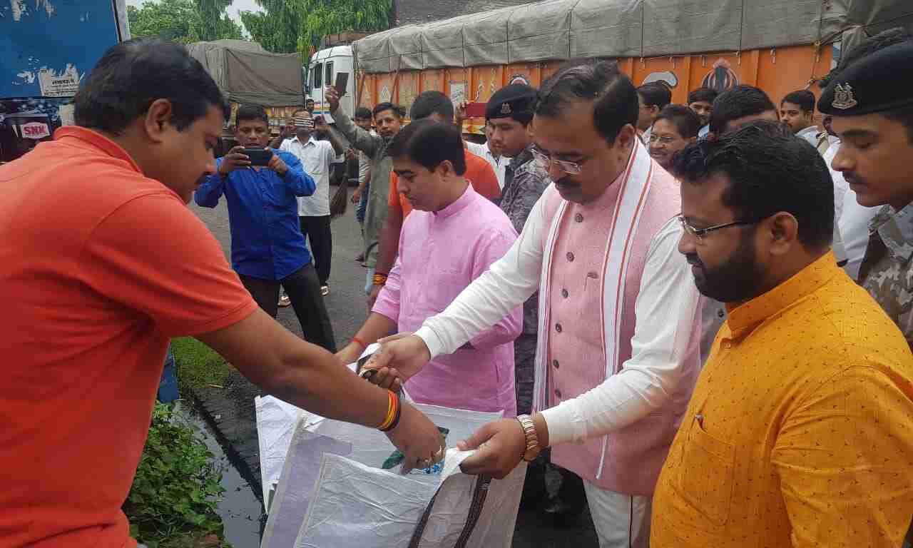 प्लास्टिक की थैलियो की जगह करें कपड़े के झोलों का उपयोग - केशव प्रसाद मौर्य