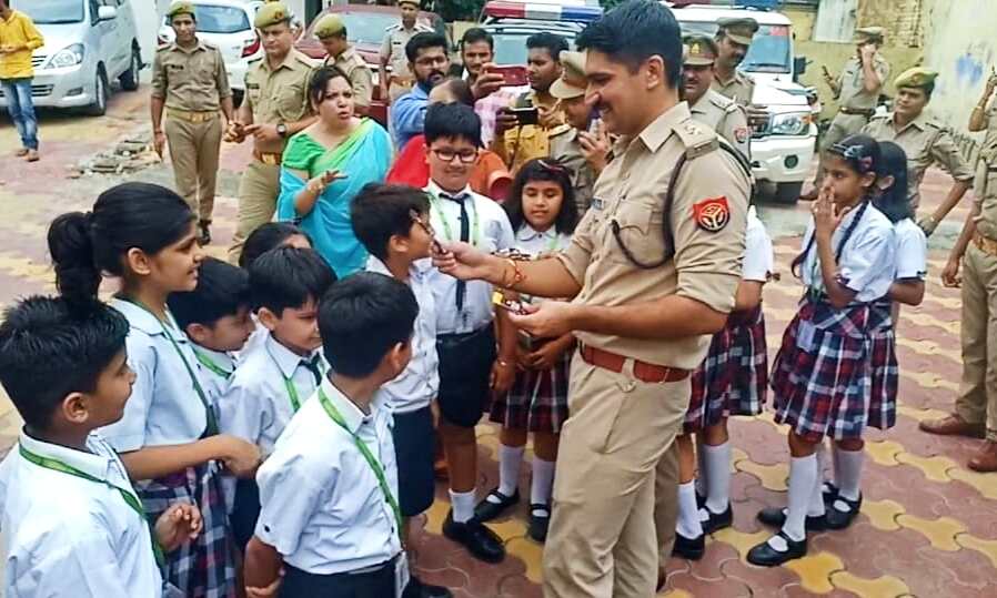 रक्षाबंधन पर्व एक दिन पहले एसएसपी अभिषेक यादव ने नये अंदाज से मनाया