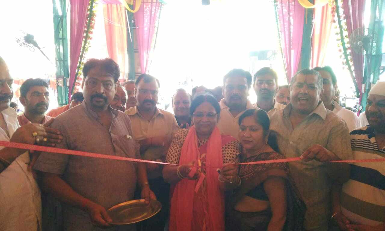 नगर पालिका अध्यक्ष अंजू अग्रवाल ने मीनाक्षी चौक पर कावड़ शिविर का उद्घाटन किया