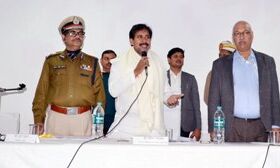 अनिल राजभर ने मृतक होमगार्ड्स के आश्रितों को तीन-तीन लाख रुपये की सहायता राशि वितरित की