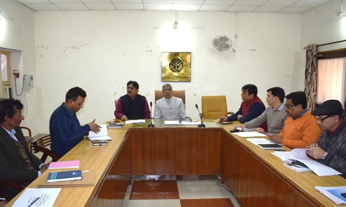 गन्दगी करने वालोे पर जुर्माना लगाया जाये व कूडेदान की व्यवस्था कराई जाये : जिलाधिकारी