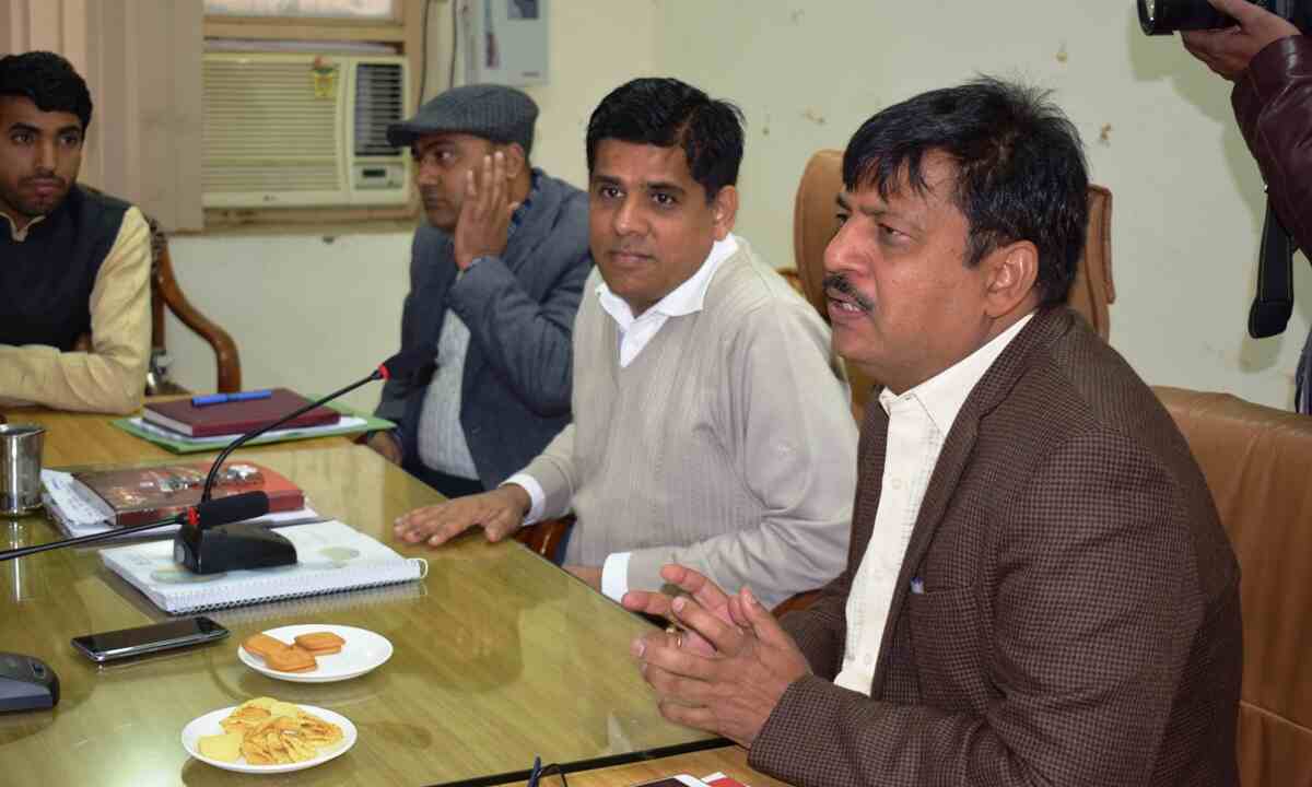 नगर पालिकाओं व नगर पंचायतों को और अधिक स्वच्छ व सुन्दर बनाया जाये : जीएस प्रियदर्शी जिलाधिकारी