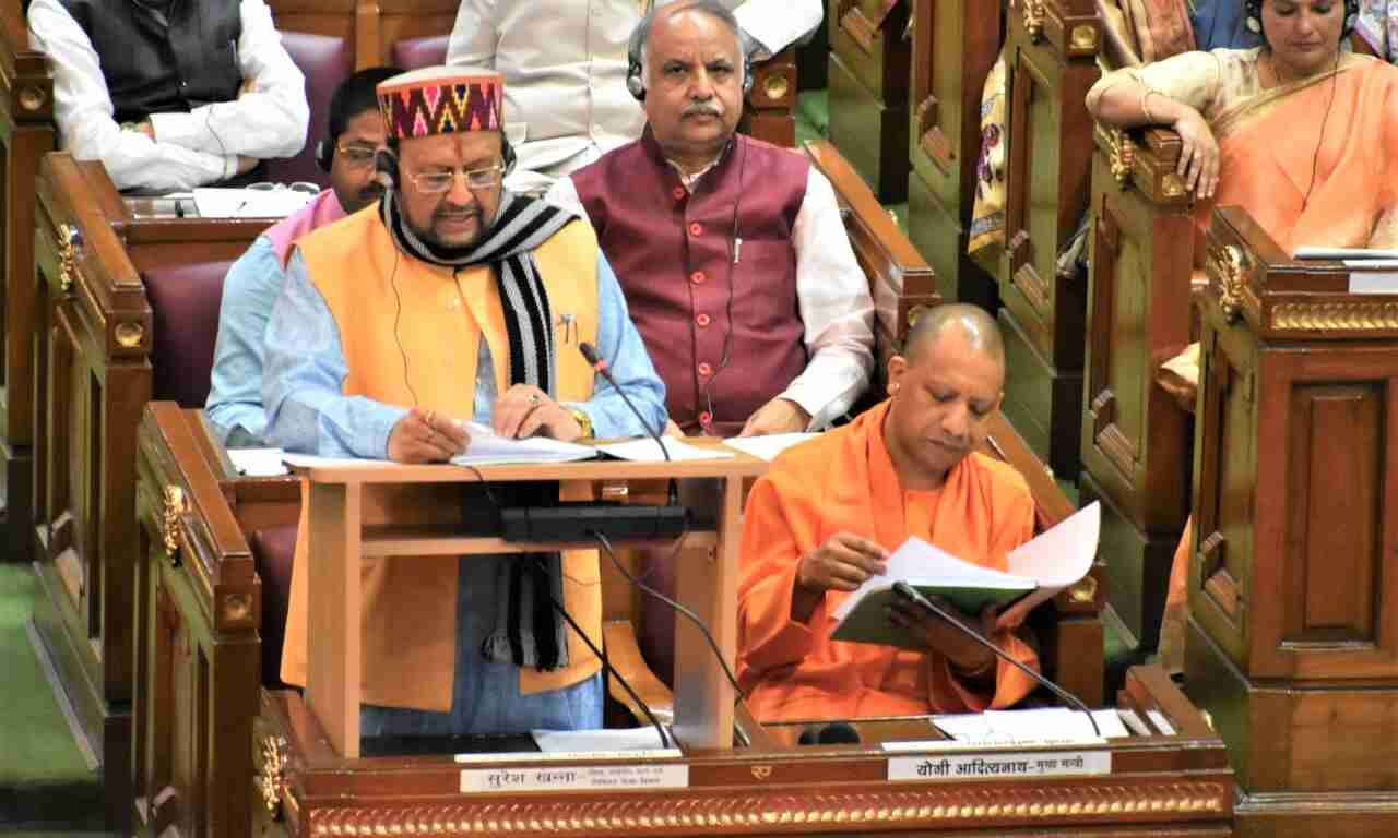 वित्त मंत्री सुरेश खन्ना वित्तीय वर्ष 2020-21 का बजट पेश करते हुए