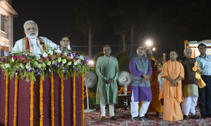 प्रधानमंत्री नरेन्द्र मोदी  का वाराणसी में भव्य स्वागत किया दीनदयाल हस्‍तकला संकुल राष्‍ट्र को समर्पित