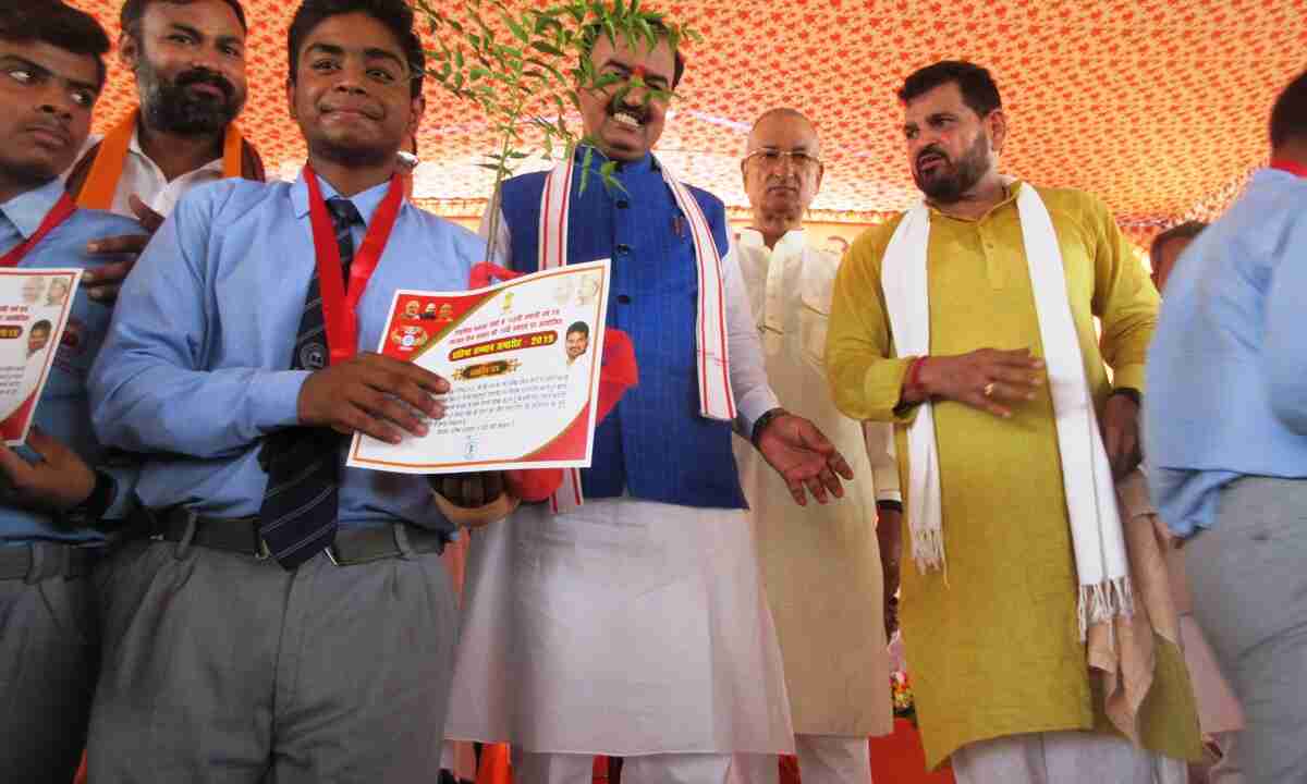 उपमुख्यमंत्री ने मेधावियों को किया सम्मानित