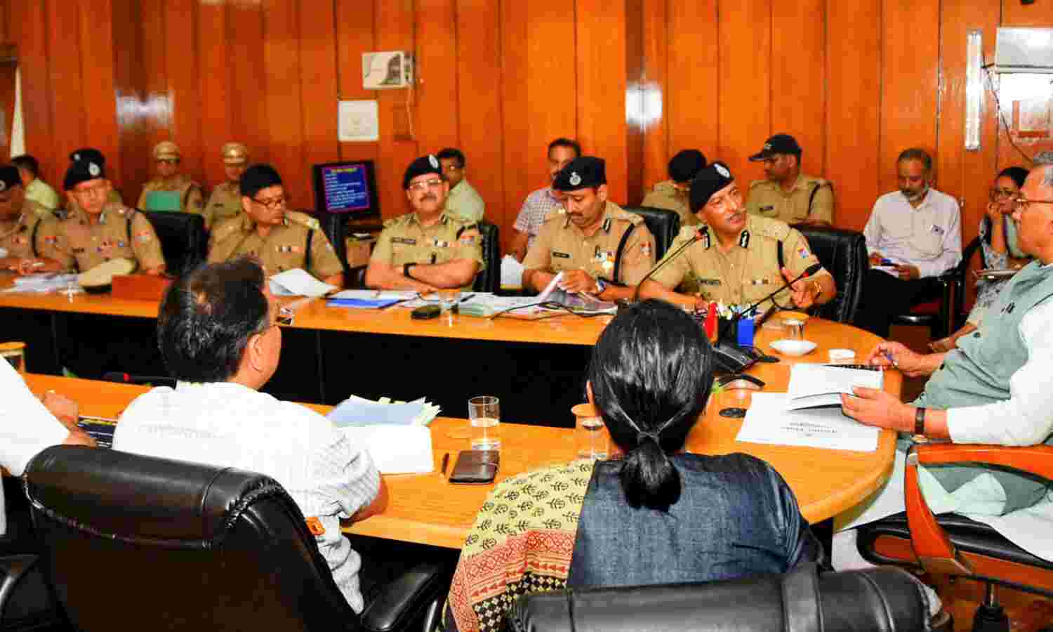मुख्यमंत्री ने कानून व्यवस्था की चुनौतियों का दक्षता के साथ सामना करने के निर्देश दिये