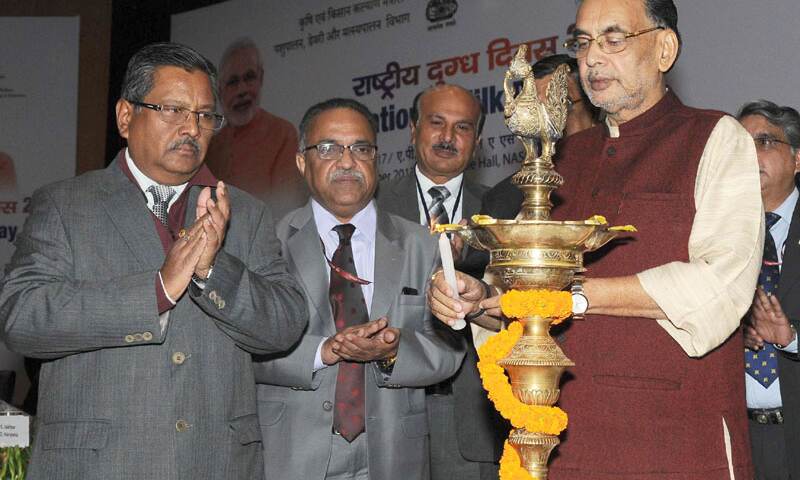 दुग्ध व्यवसाय में उद्यमियों के लिए अनेक संभावनाएँ उभर कर सामने आ रही है : राधा मोहन सिंह