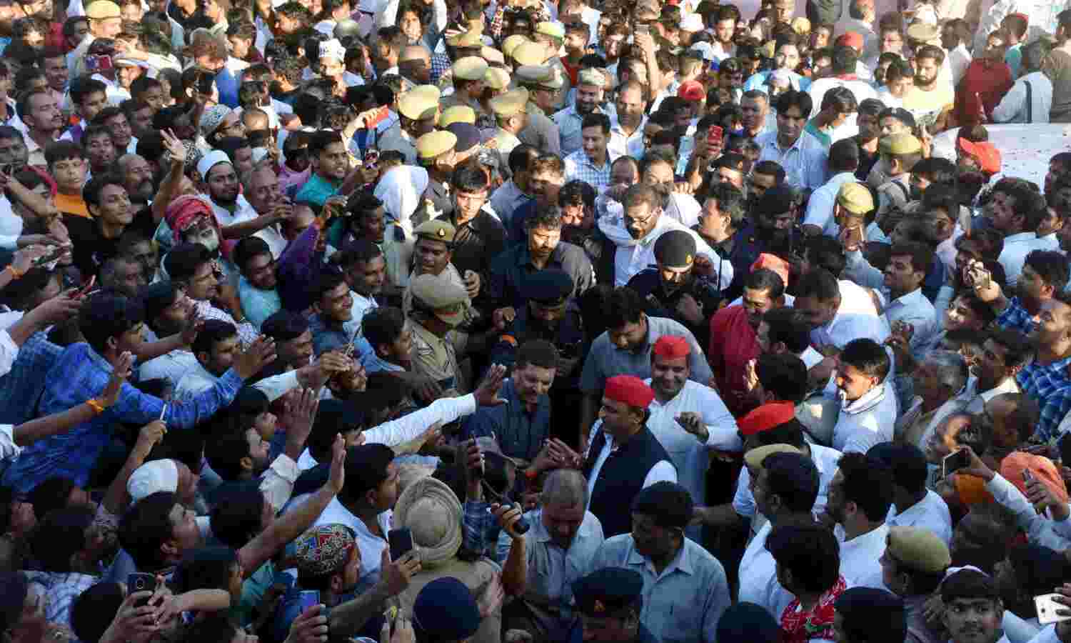 अखिलेश यादव के नेतृत्व में राजनीतिक परिवर्तन की राह पर उत्तर प्रदेश