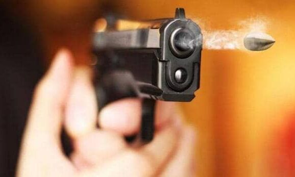 शातिर अपराधी को पुलिस ने मुठभेड़ के बाद दबोचा