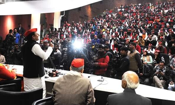 भाजपाई जेब में ओपियम की पुड़िया लेकर चलते हैं : अखिलेश यादव