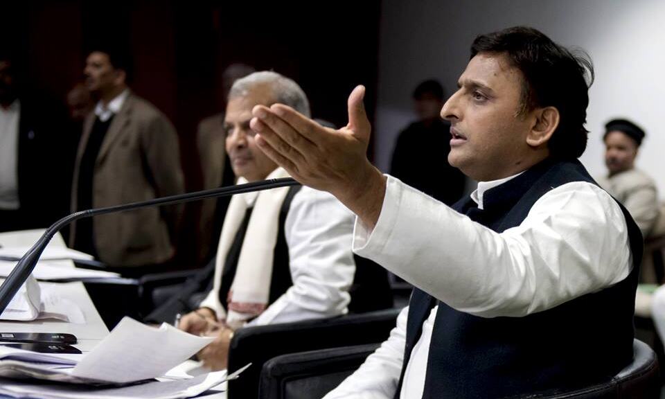 किसानों की आवाज उठाने वाले नौजवानों का उत्पीड़न कर उन्हें झूठे केसो में फंसाया जा रहा है :अखिलेश यादव
