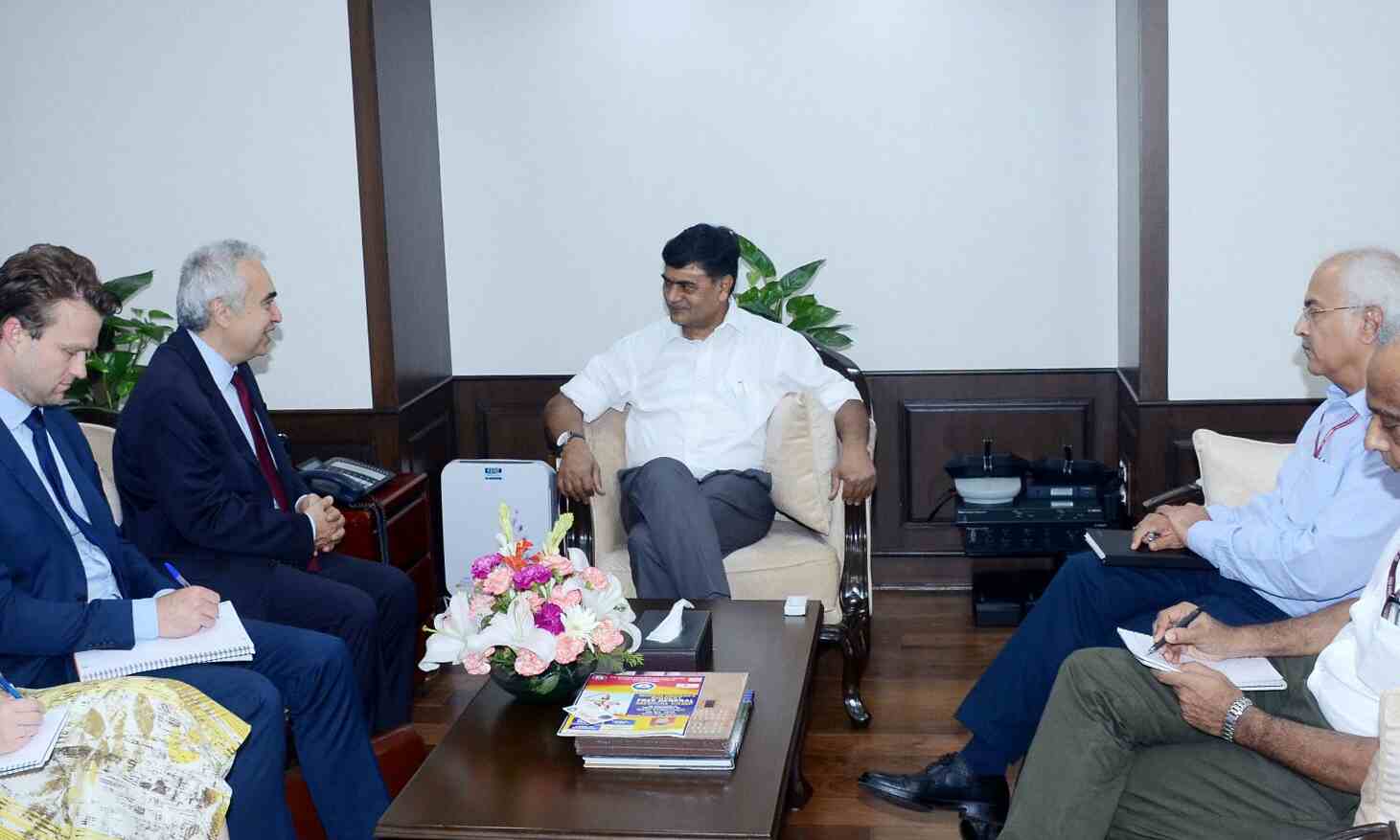 परमाणु एजेंसी के कार्यकारी निदेशक डॉ. फातेह बिरोल ने राज्य मंत्री आर.के. सिंह से भेंट की