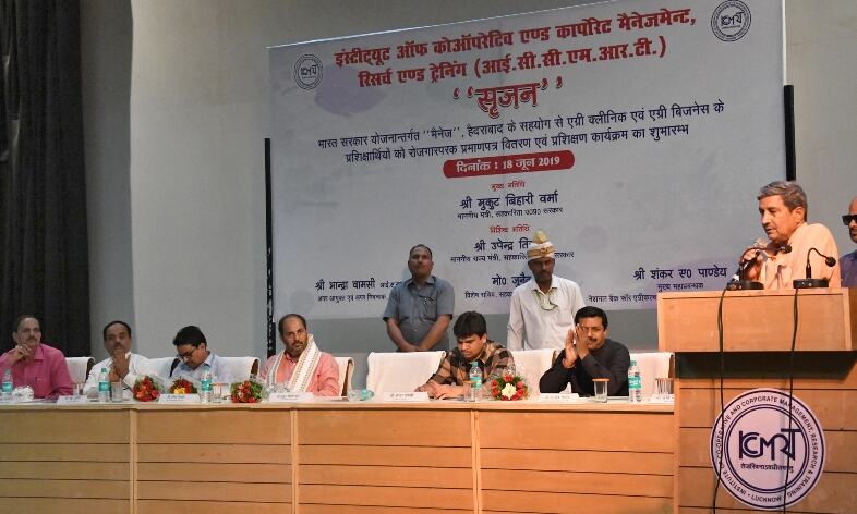 मुकुट बिहारी वर्मा एवं उपेन्द्र तिवारी द्वारा प्रशिक्षण कार्यक्रम के प्रतिभागियों को प्रमाण पत्र प्रदान किया