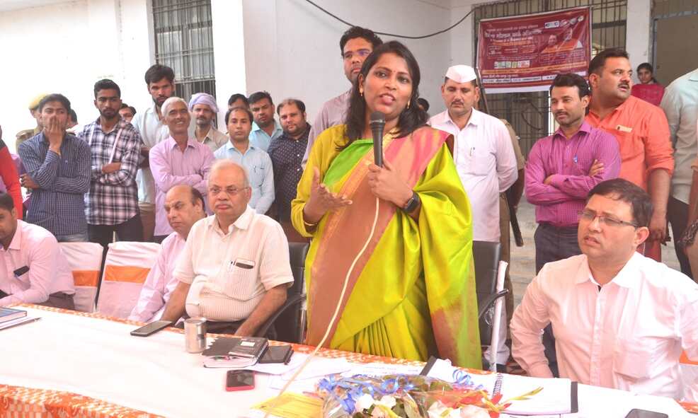 जिलाधिकारी ने लगाई जन चौपाल, लापरवाह प्रधानाचार्य के खिलाफ होगी कार्यवाही