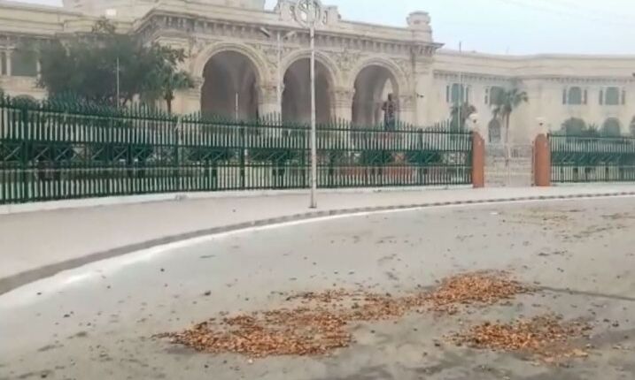 एनेक्सी के सामने सड़क पर बिखरे आलू का संदेश