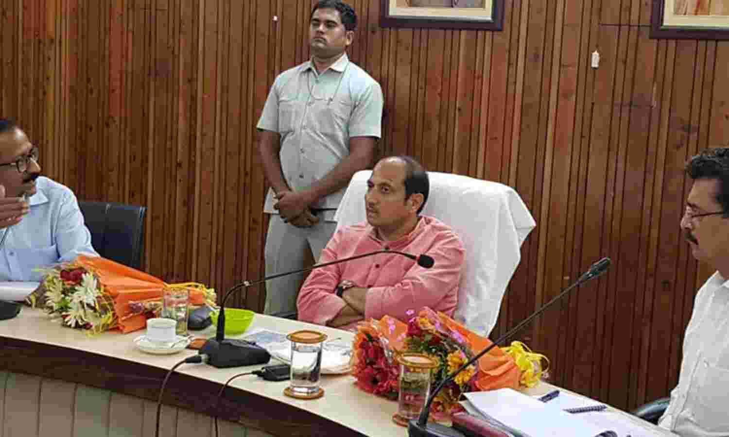गन्ना विकास मंत्री सुरेश राणा ने सहकारी चीनी मिलों को संचालित कराने संबंधी समीक्षा बैठक की
