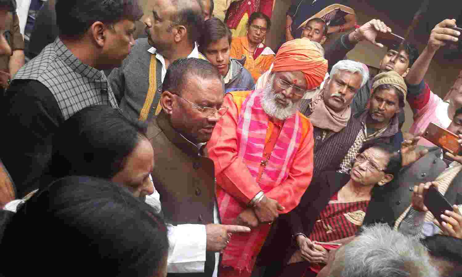 मुख्यमंत्री के निर्देशों के क्रम में  स्वामी प्रसाद मौर्य तथा  कमल रानी वरुण ने दिवंगत पीड़िता के गांव पहुंचकर शोक संवेदना व्यक्त की