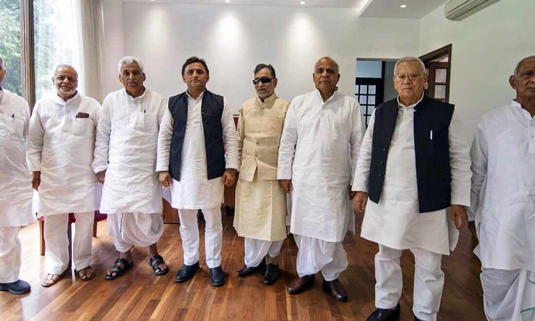 समाजवादी पार्टी के प्रतिनिधिमंडल ने मुख्यमंत्री योगी आदित्यनाथ को ज्ञापन सौंपा