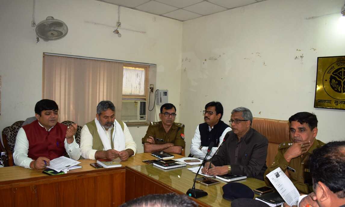 चीनी मिलें किसानों के समस्त गन्ने की पेराई के पश्चात ही होगी बन्द : जिलाधिकारी