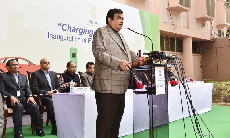 भारत बिजली से चलने वाले वाहनों के उपयोग में बढ़त बनाने को तैयार :  नितिन गडकरी