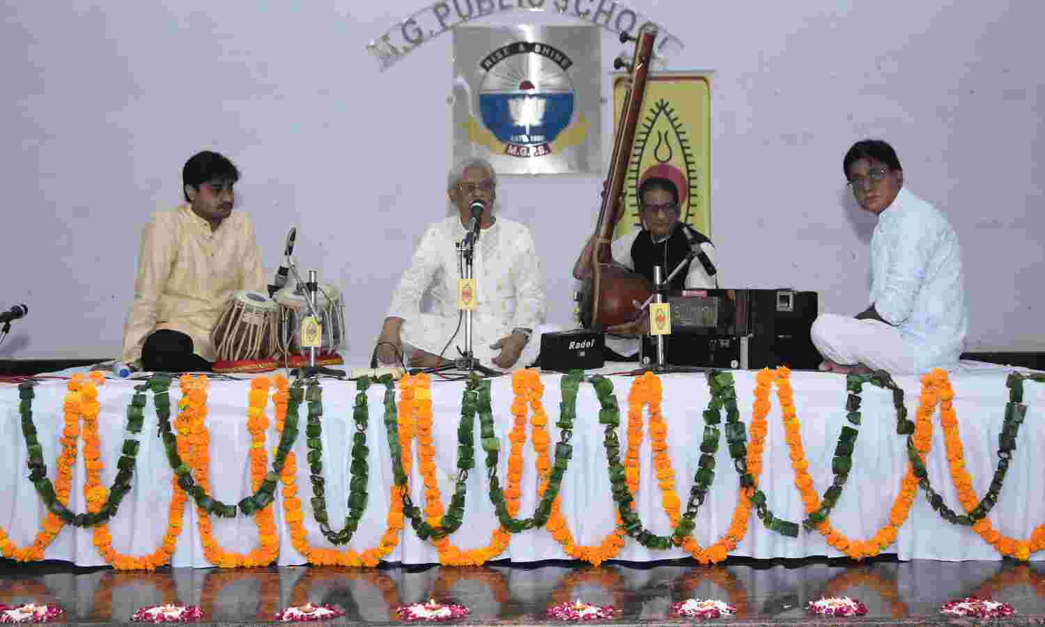 एम.जी. पब्लिक स्कूल में गूंजी आगरा घराने की गायकी
