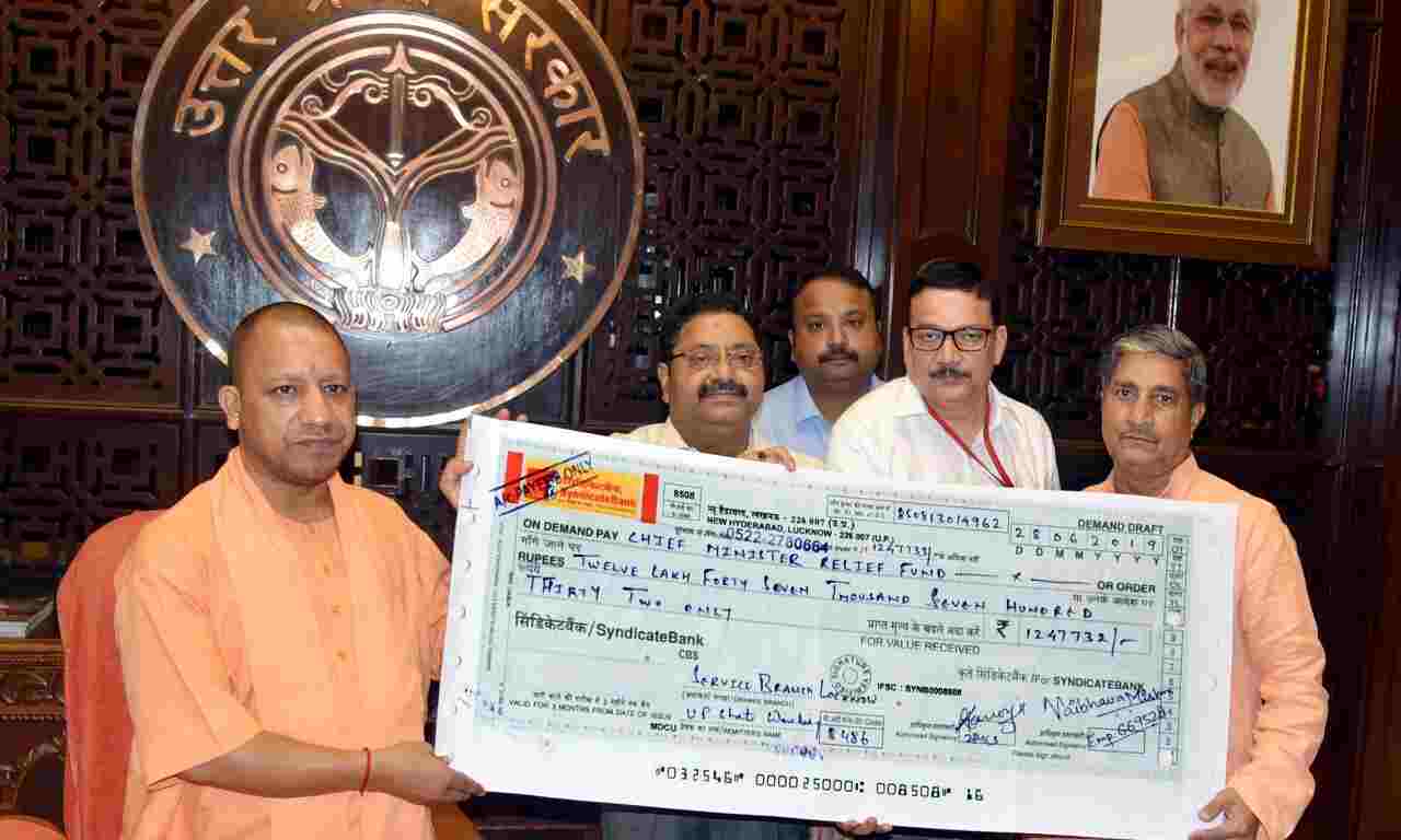मुख्यमंत्री को सहकारिता मंत्री ने 1 करोड 11 लाख 65 हजार रूपये का चेक किया भेंट