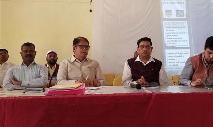 अठारह साल की उम्र के युवाओं को शत-प्रतिशत निर्वाचक के रुप में पंजीकृत कराकर मतदाता साक्षरता क्लब में जोडा जाए