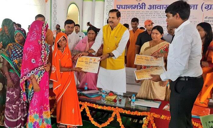 उत्तरप्रदेश सरकार गरीबों के सिर पर उनका छत देखना चाहती है : डा0 महेन्द्र सिंह