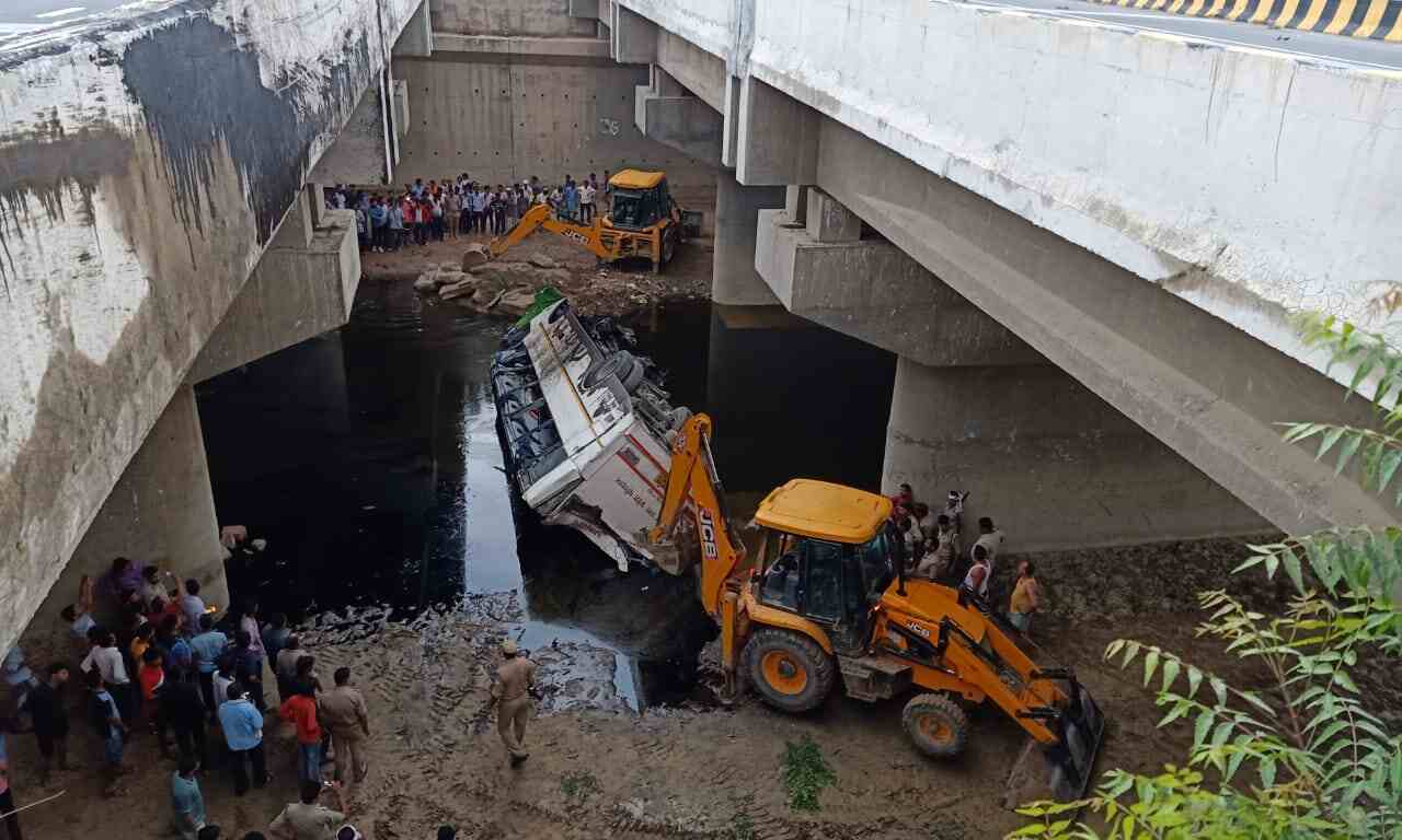 जनरथ बस यमुना एक्सप्रेस वे से नीचे गिरी, 29 की मौत