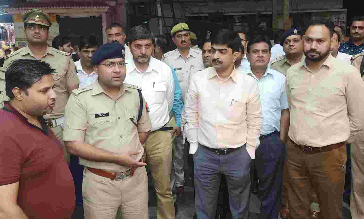 डीएम और एसपी ने फुटपाथ पर अतिक्रमण करने वाले दुकानदारों को दी कड़ी कार्यवाही की चेतावनी