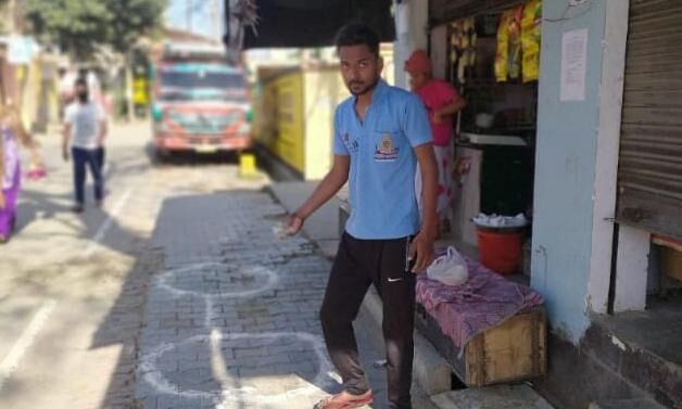 राष्ट्रीय युवा स्वयंसेवक विकास कोराना वायरस से बचाव हेतु अलग-अलग स्थानों पर जाकर बना रहे गोले राष्ट्रीय युवा स्वयंसेवक विकास कोराना वायरस से बचाव हेतु अलग-अलग स्थानों पर जाकर बना रहे गोले